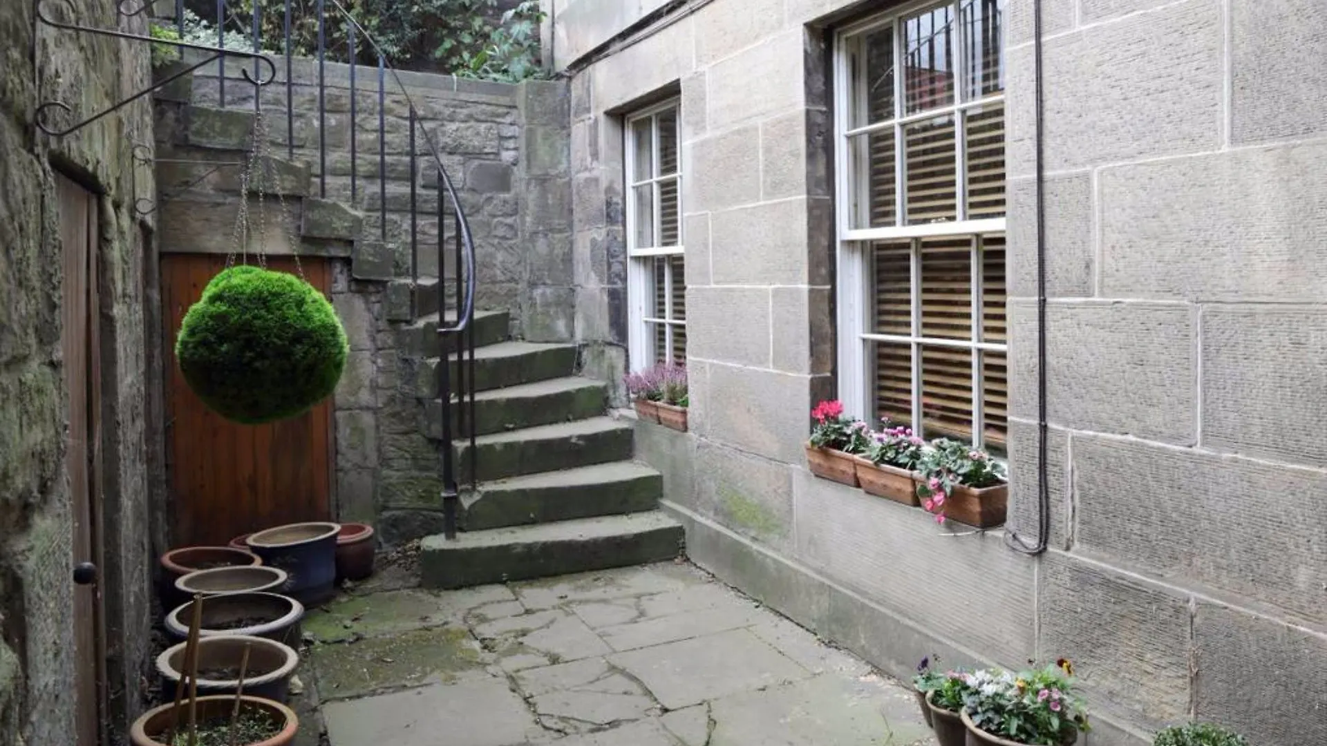 2 Bedroom Flat Near Edinburgh Playhouse